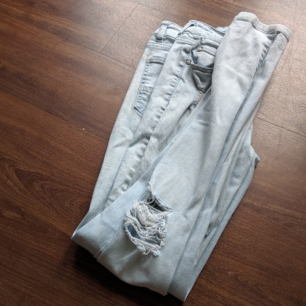 Super cute ripped jeans!